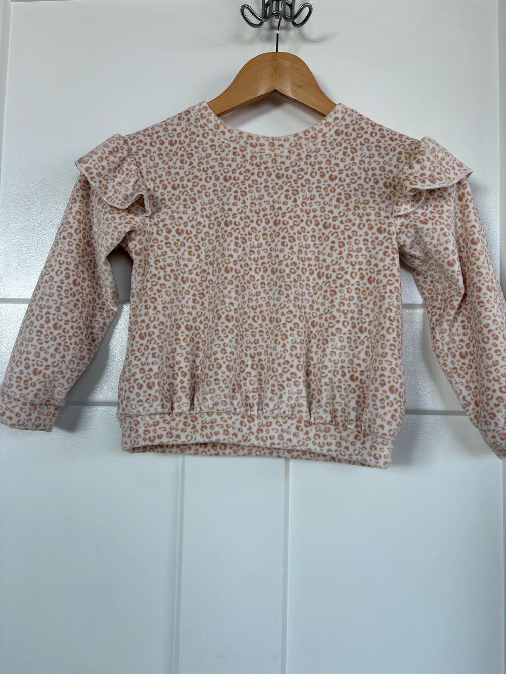 Cat & Jack Girls' Pink Leopard Print Ruffle Sweatshirt and Sweatpants Size: 5T - Picture 3 of 15